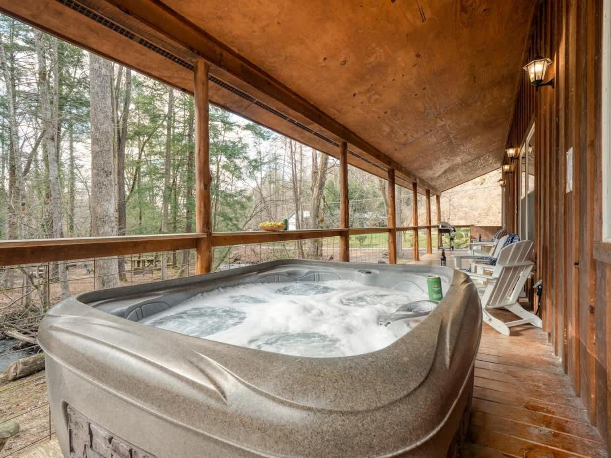 Charming Smoky Mountain Cabin w Hot tub & Views