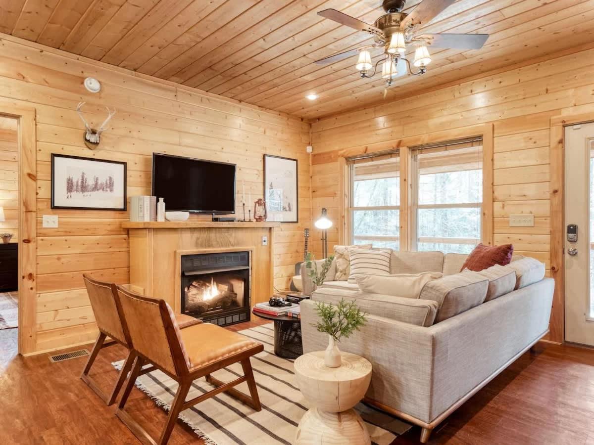 Charming Smoky Mountain Cabin w Hot tub & Views