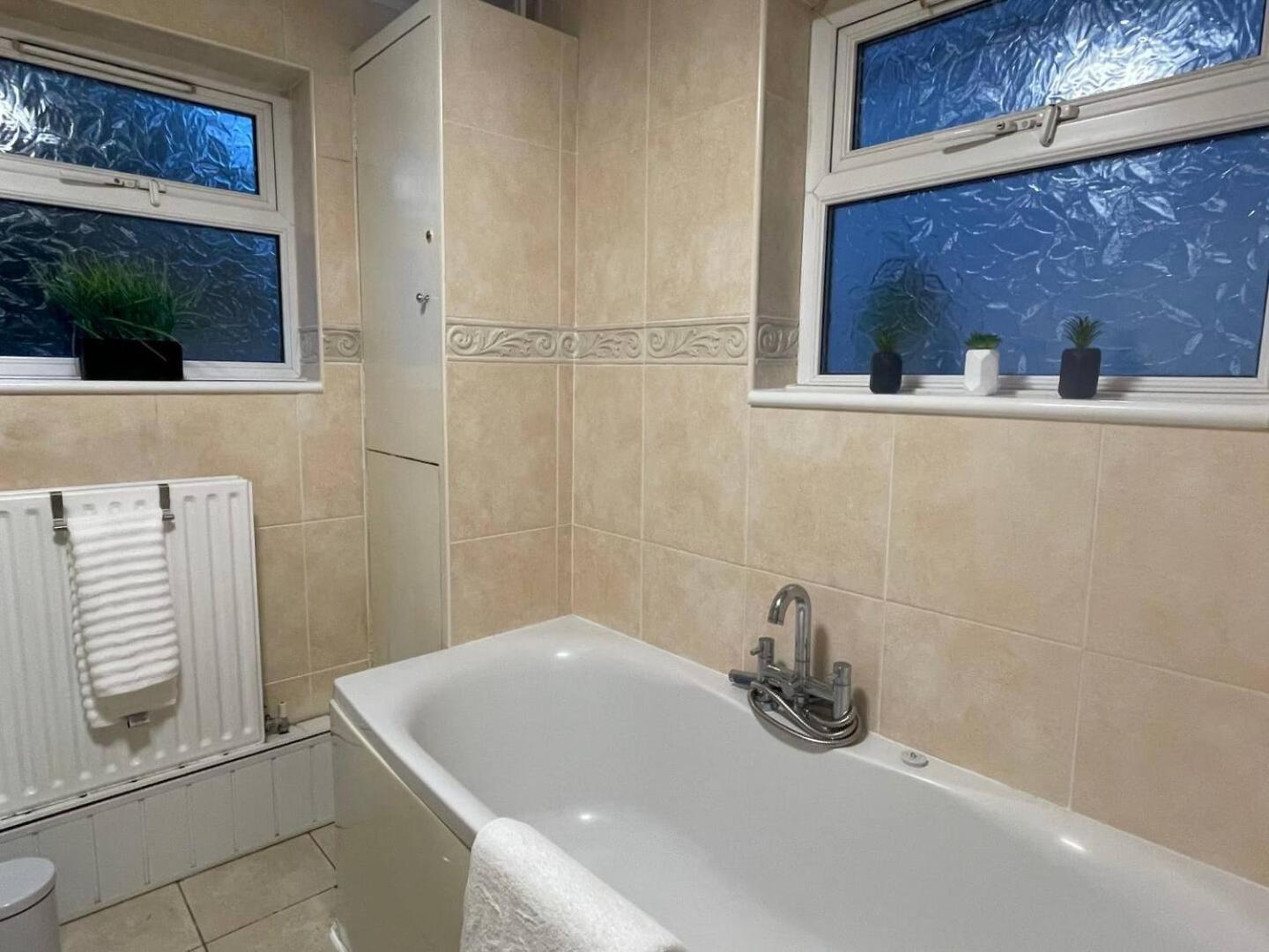 Cosy Home With Free Parking And Fast Internet view 3