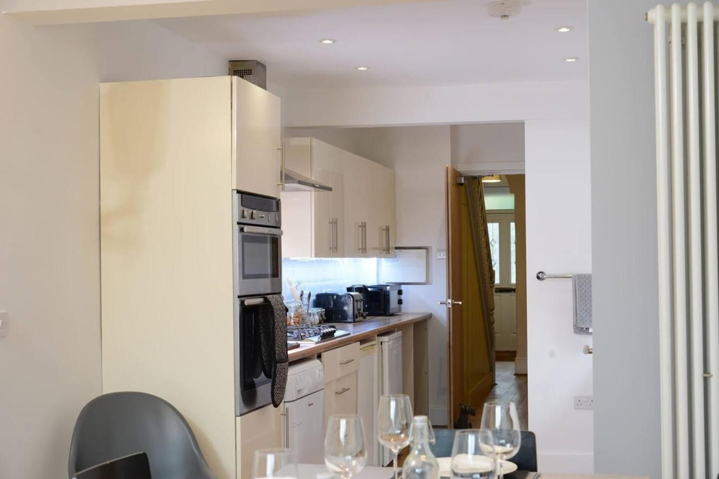 Stylish and spacious Southampton stay 2