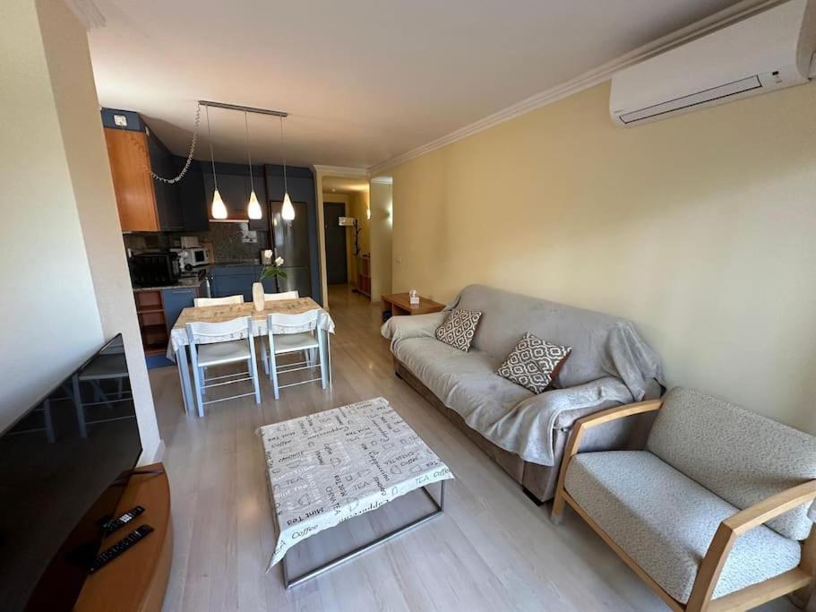 Apartamento con parking y piscina comunitaria AV-42
