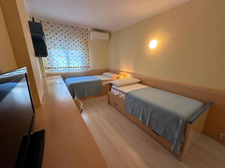 Apartamento con parking y piscina comunitaria AV-42