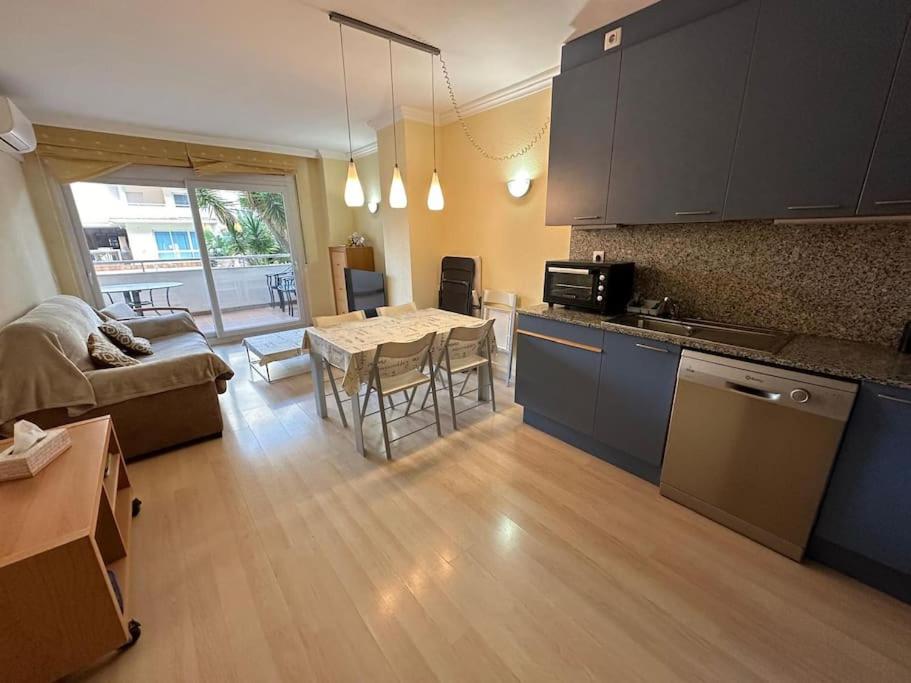 Apartamento con parking y piscina comunitaria AV-42