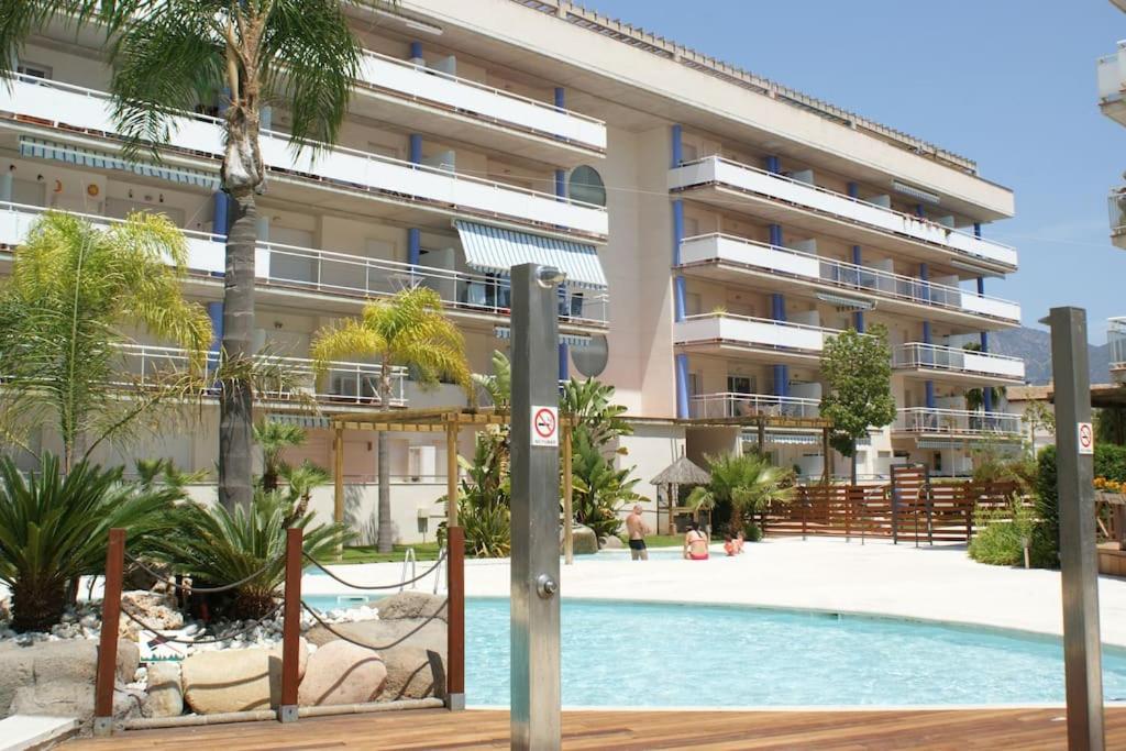 Apartamento con parking y piscina comunitaria AV-42