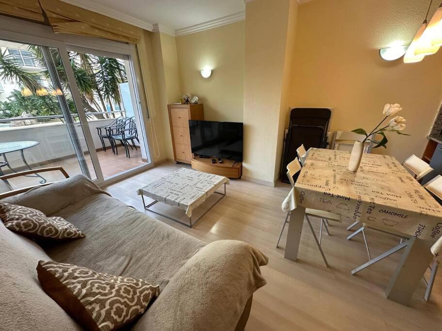 Apartamento con parking y piscina comunitaria AV-42
