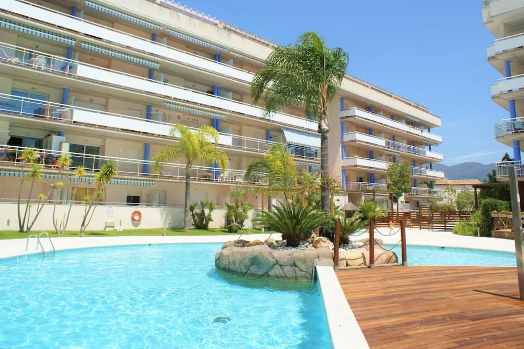 Apartamento con parking y piscina comunitaria AV-42