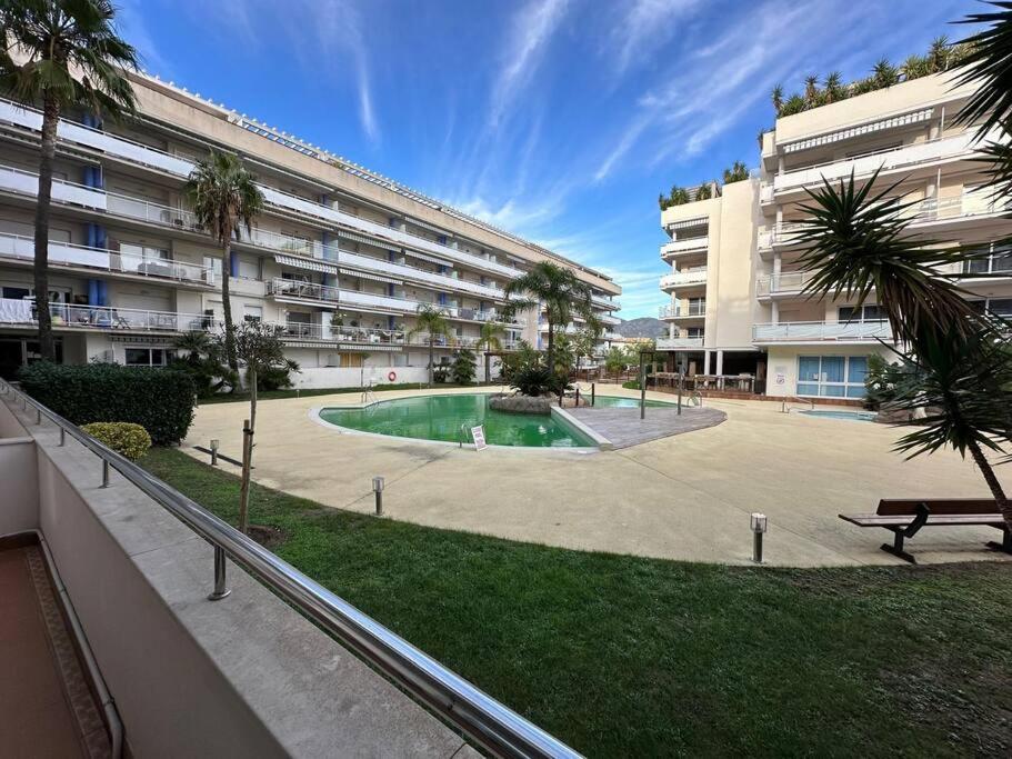 Apartamento con parking y piscina comunitaria AV-42