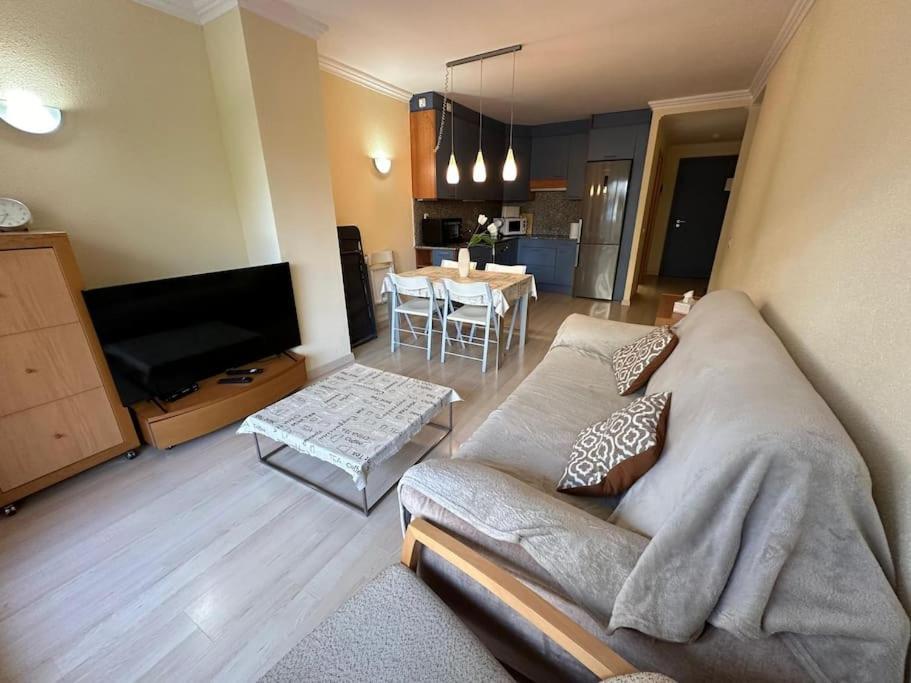 Apartamento con parking y piscina comunitaria AV-42