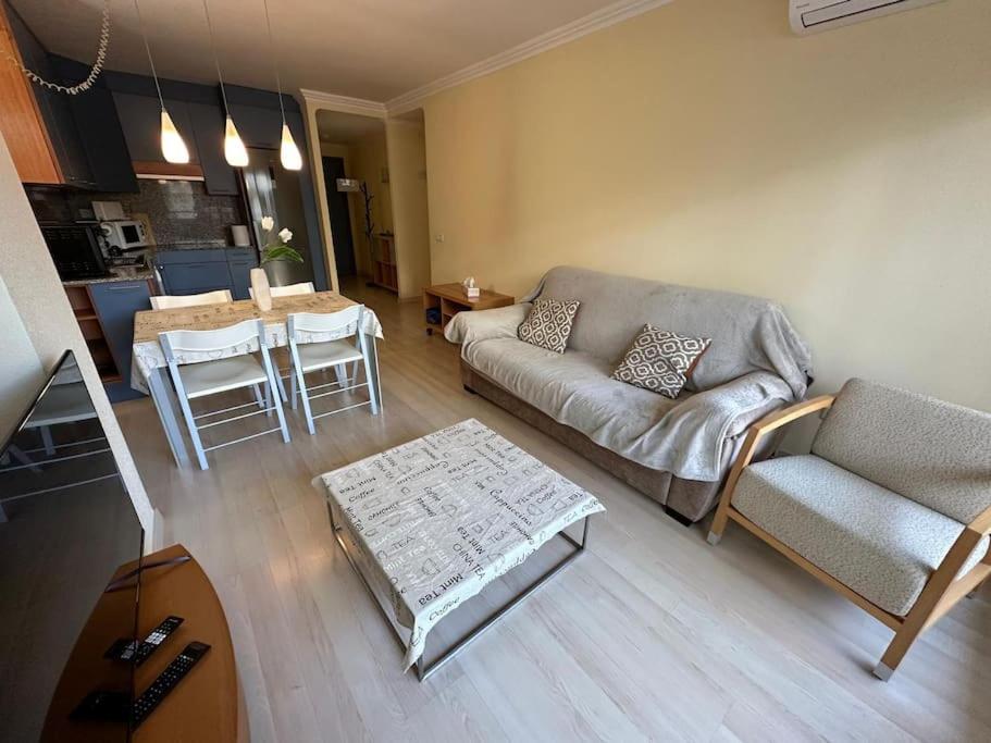 Apartamento con parking y piscina comunitaria AV-42