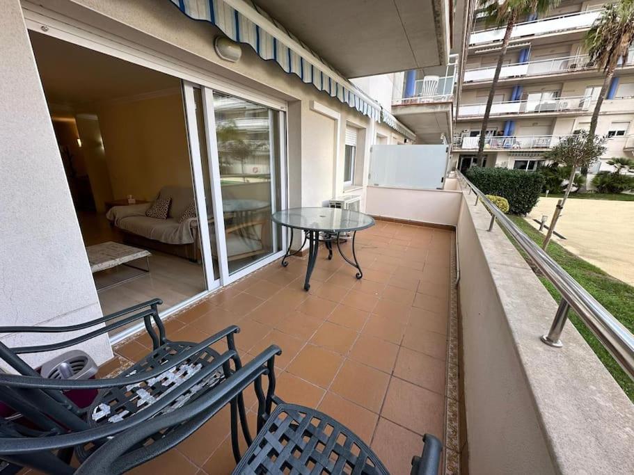 Apartamento con parking y piscina comunitaria AV-42