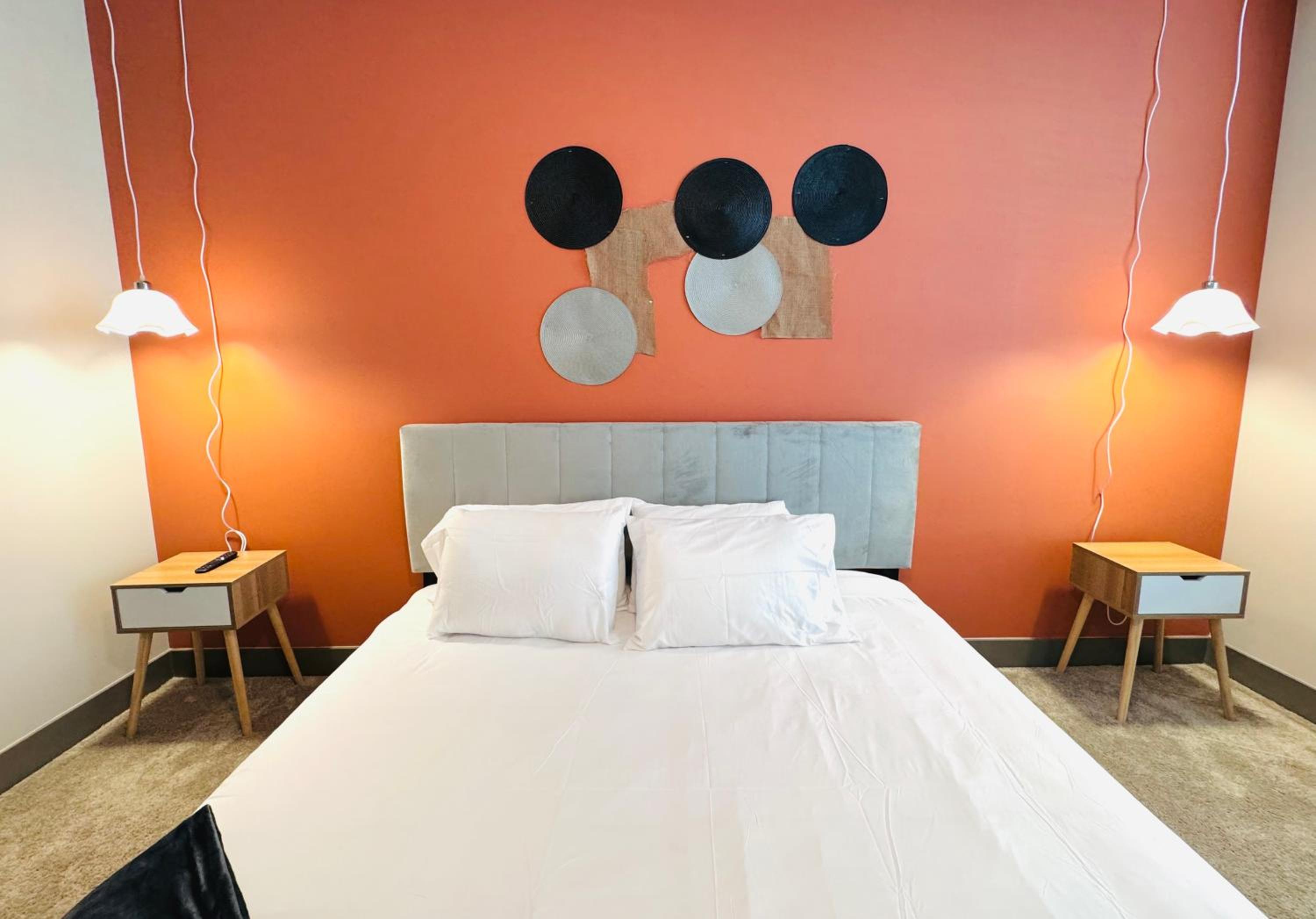 King Bed, Pet-Friendly, 15 Min to Parks, Amenities