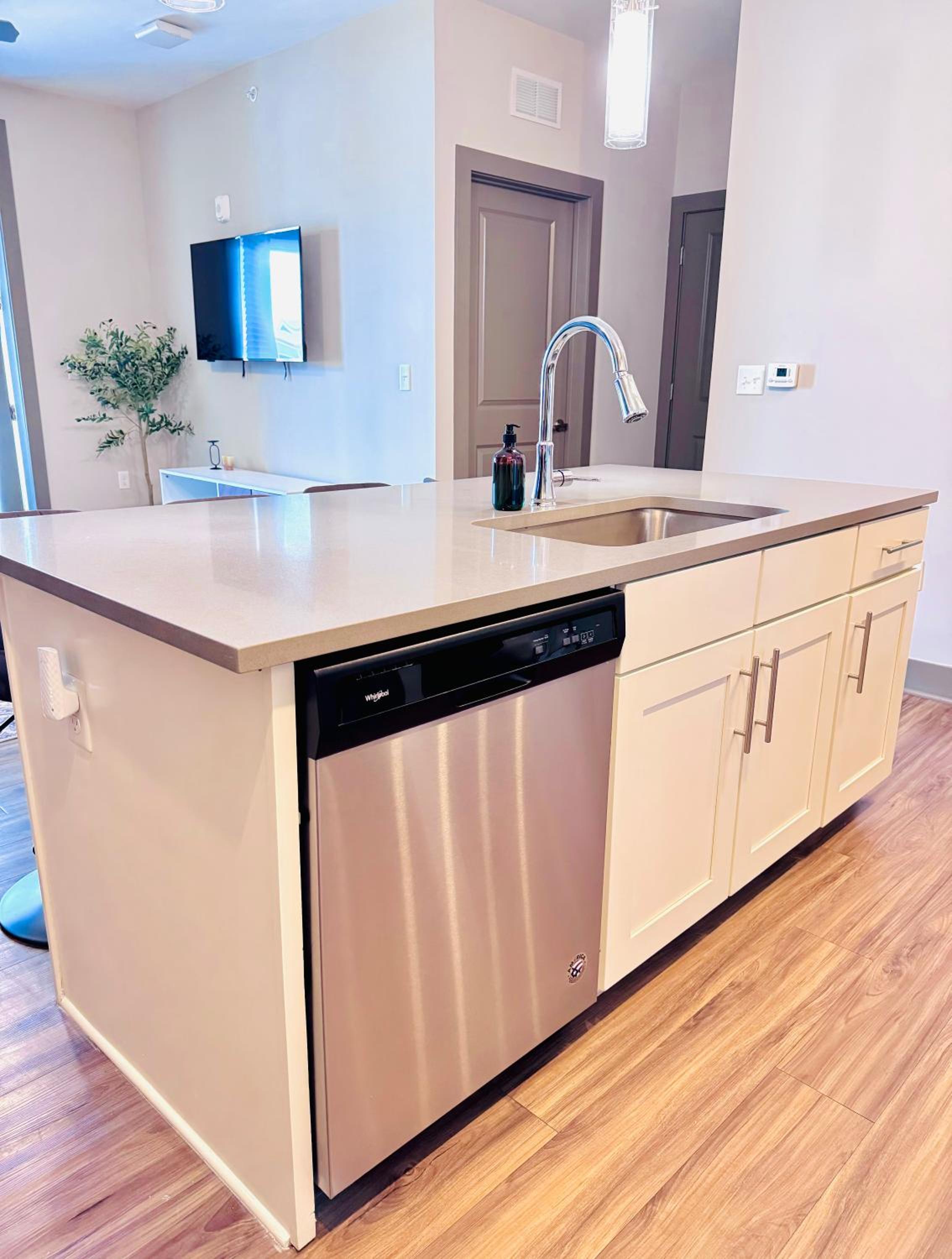 King Bed, Pet-Friendly, 15 Min to Parks, Amenities