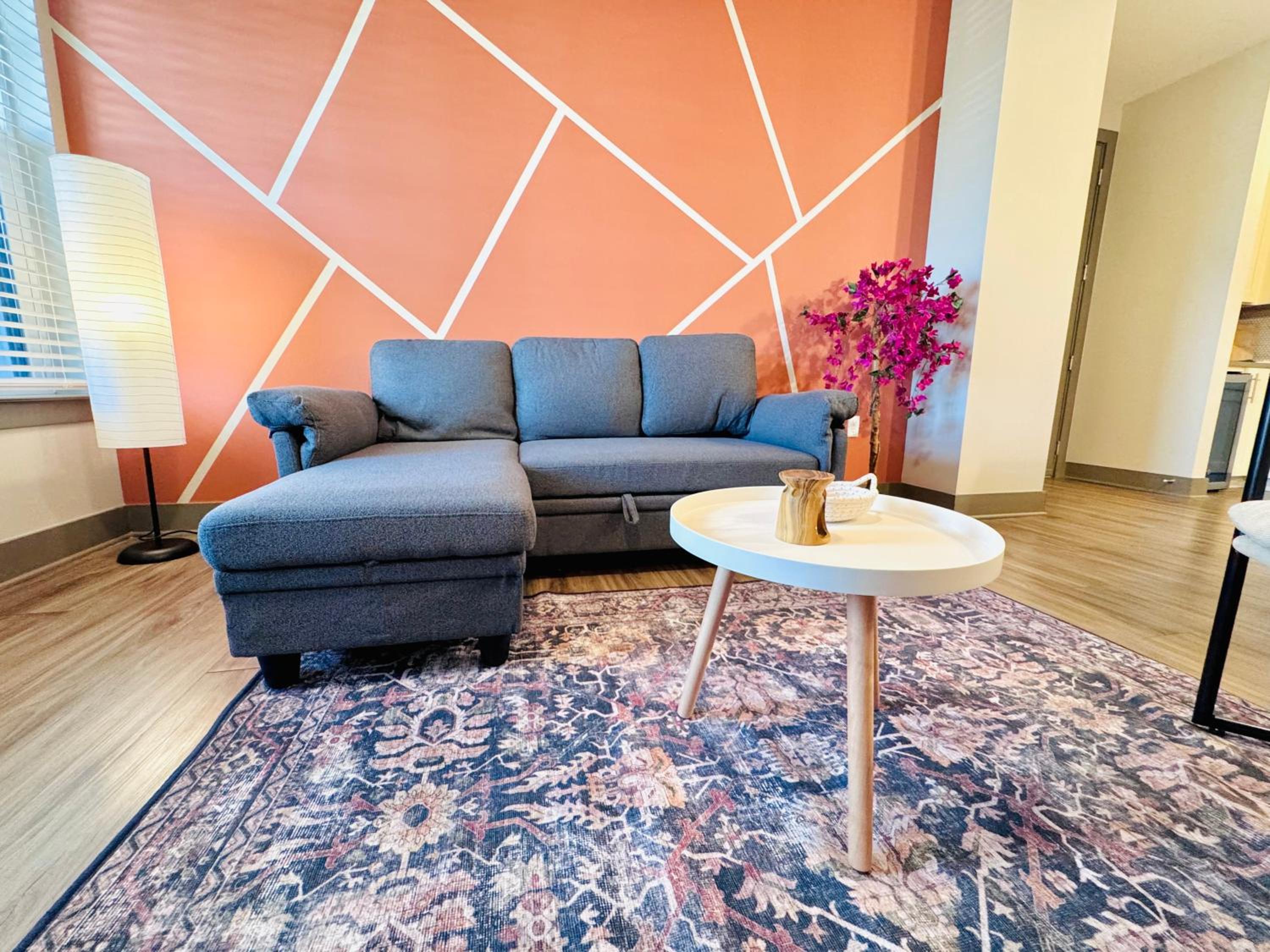 King Bed, Pet-Friendly, 15 Min to Parks, Amenities