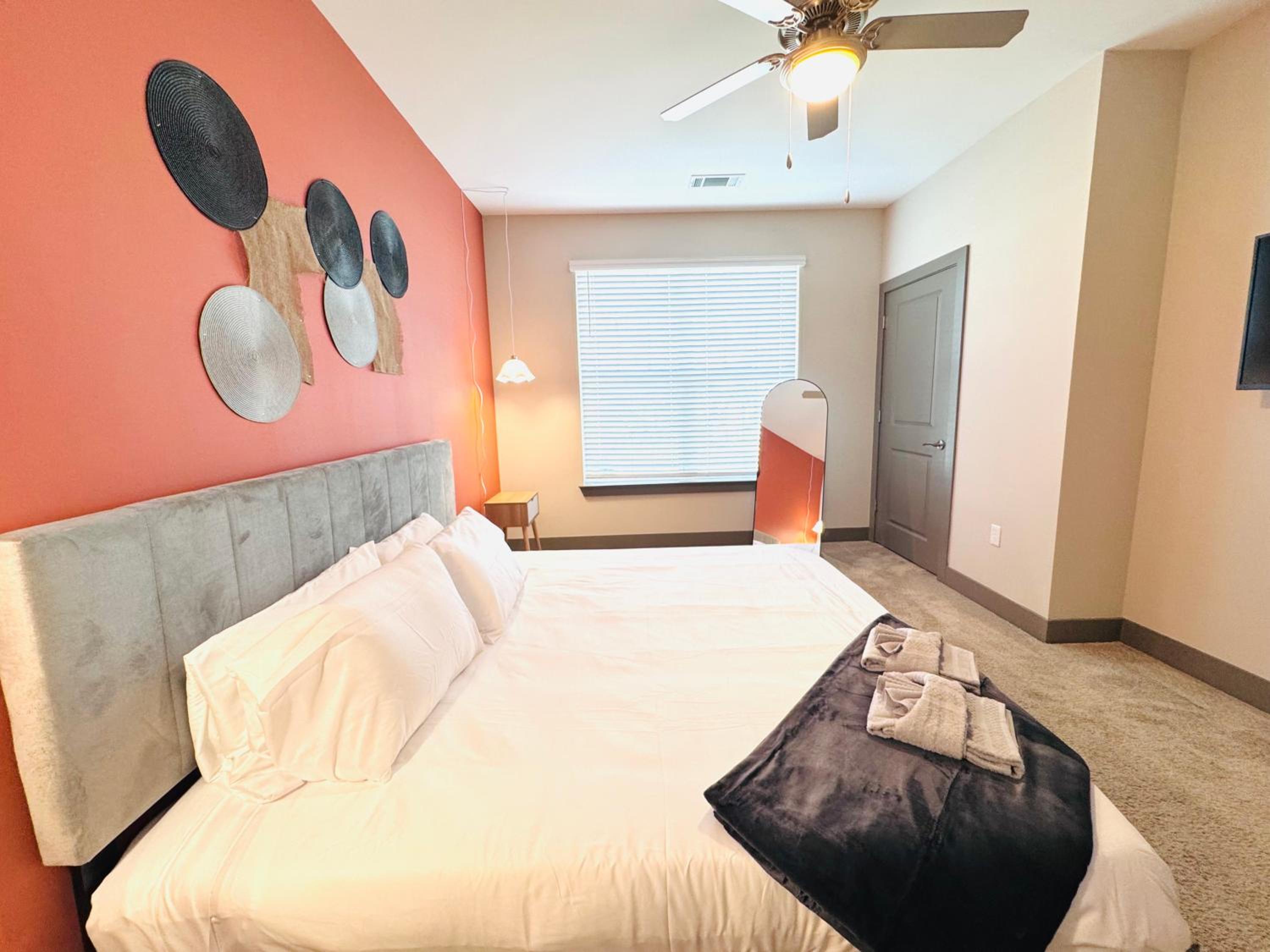 King Bed, Pet-Friendly, 15 Min to Parks, Amenities