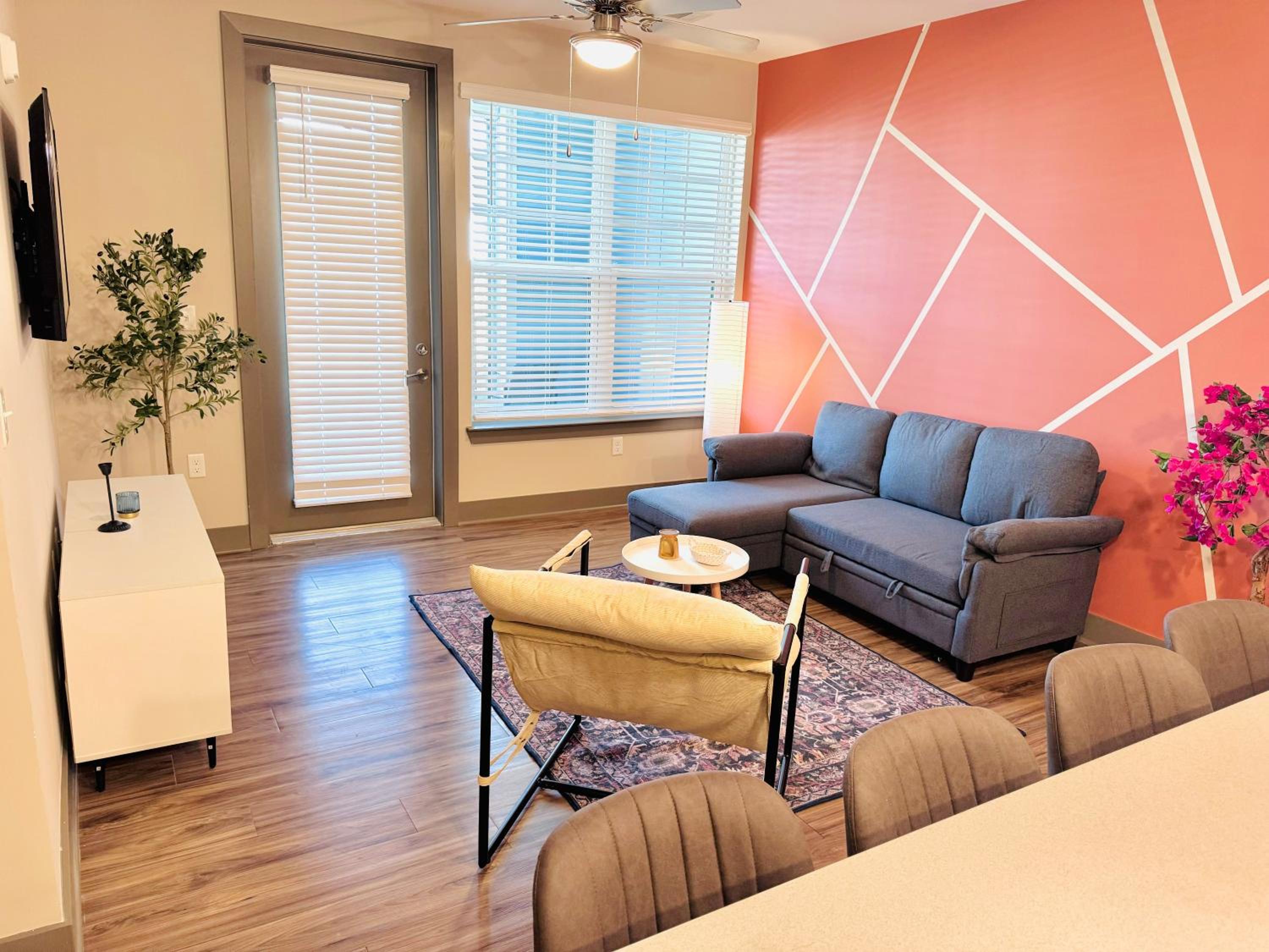 King Bed, Pet-Friendly, 15 Min to Parks, Amenities