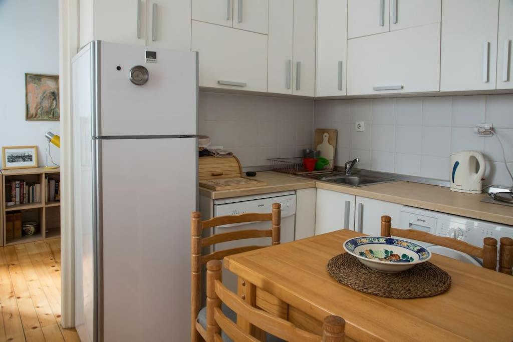 central apt whit a balcony and free parking space view 3
