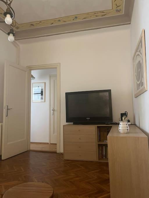 central apt whit a balcony and free parking space view 4