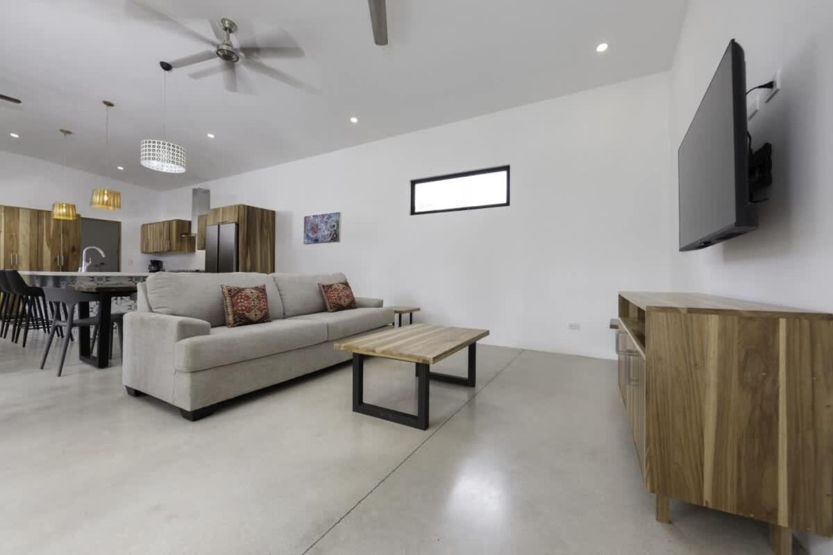 Villa Serenity 4 bedroom 1 min walk to the beach