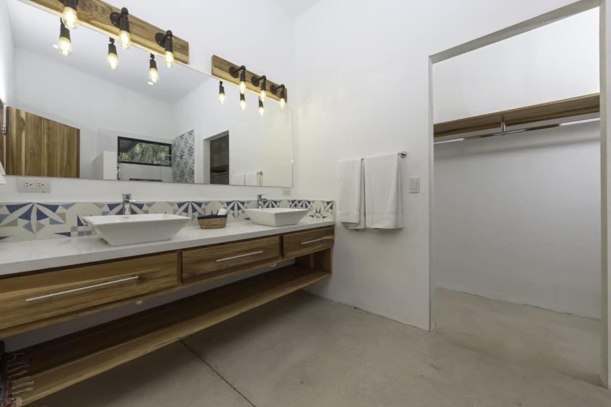 Villa Serenity 4 bedroom 1 min walk to the beach