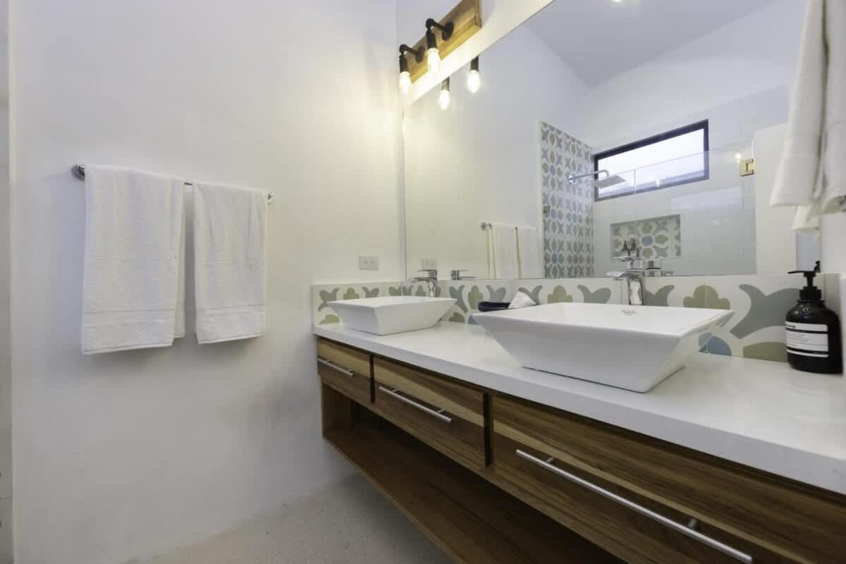 Villa Serenity 4 bedroom 1 min walk to the beach