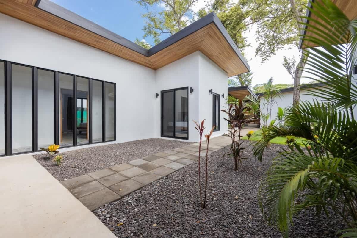Villa Serenity 4 bedroom 1 min walk to the beach