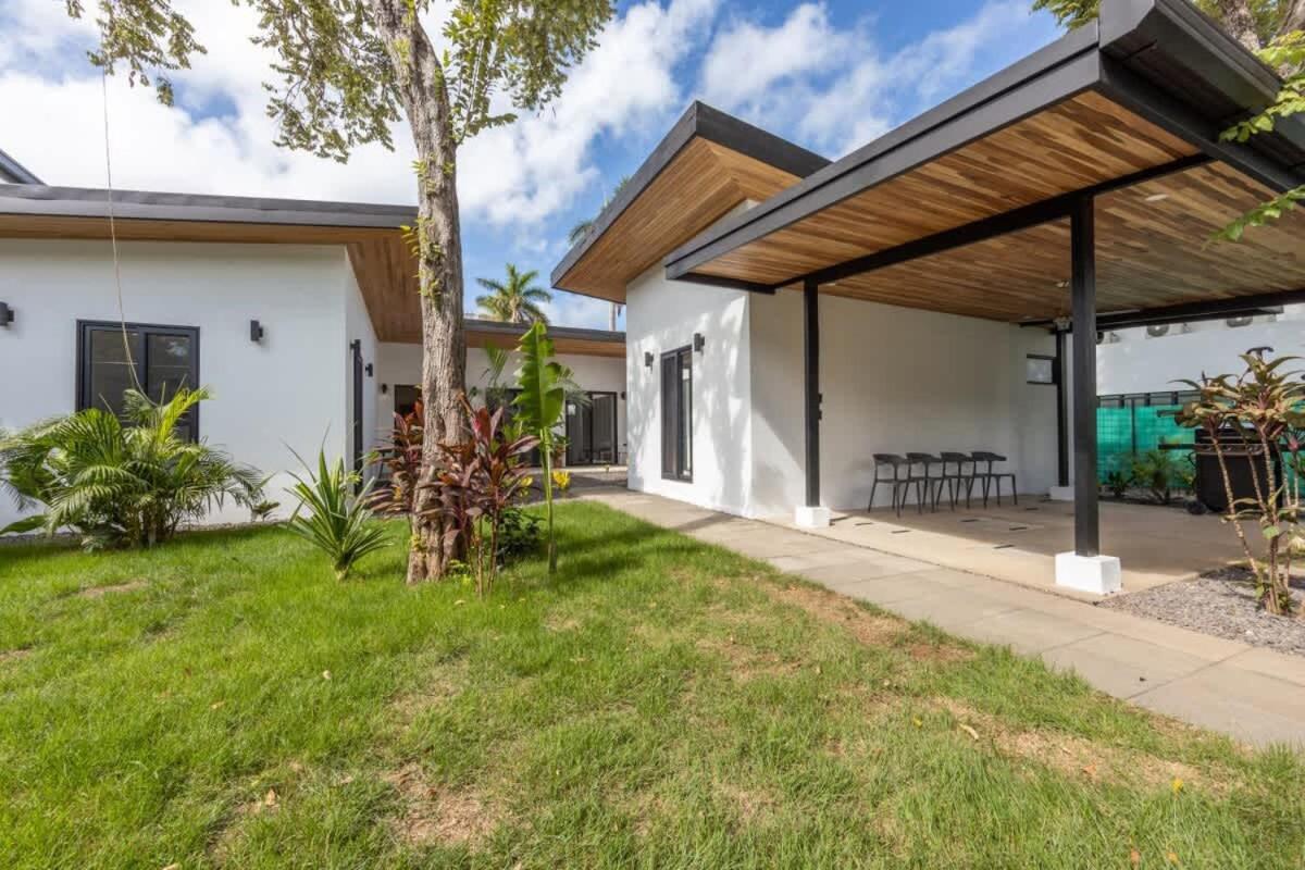 Villa Serenity 4 bedroom 1 min walk to the beach