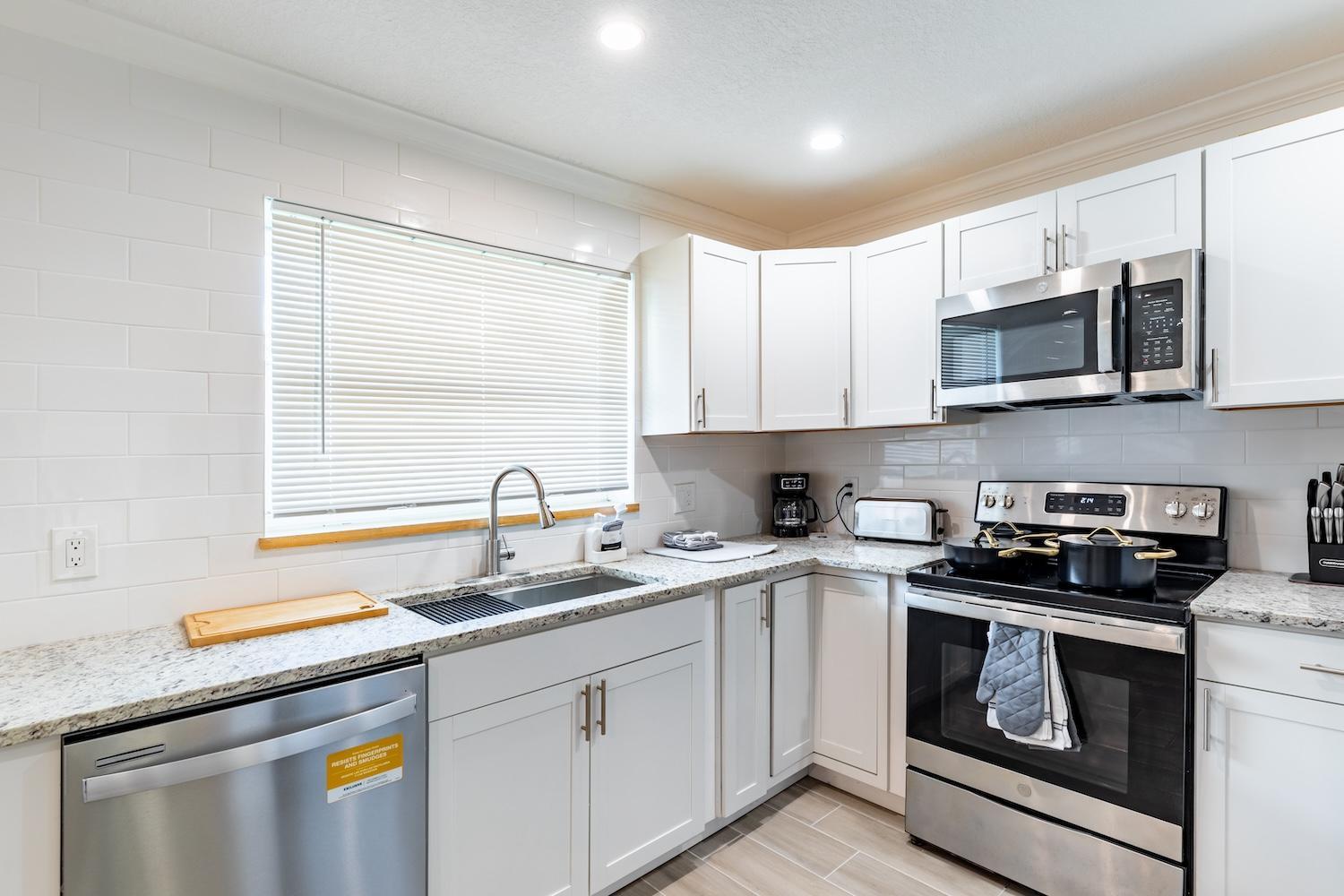 Spacious 2BR Townhouse Riverside with Parking view 4