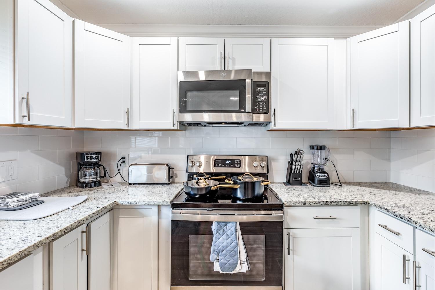 Spacious 2BR Townhouse Riverside with Parking view 5
