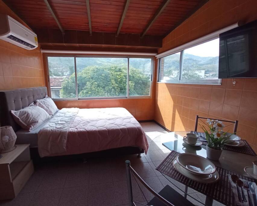 Loft con iluminación natural vista a las montañas