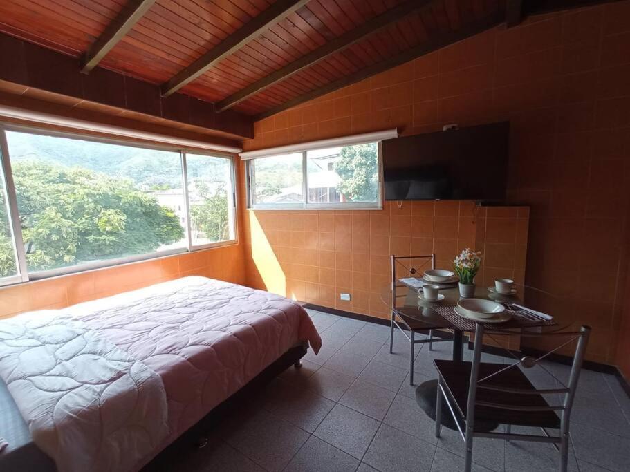 Loft con iluminación natural vista a las montañas