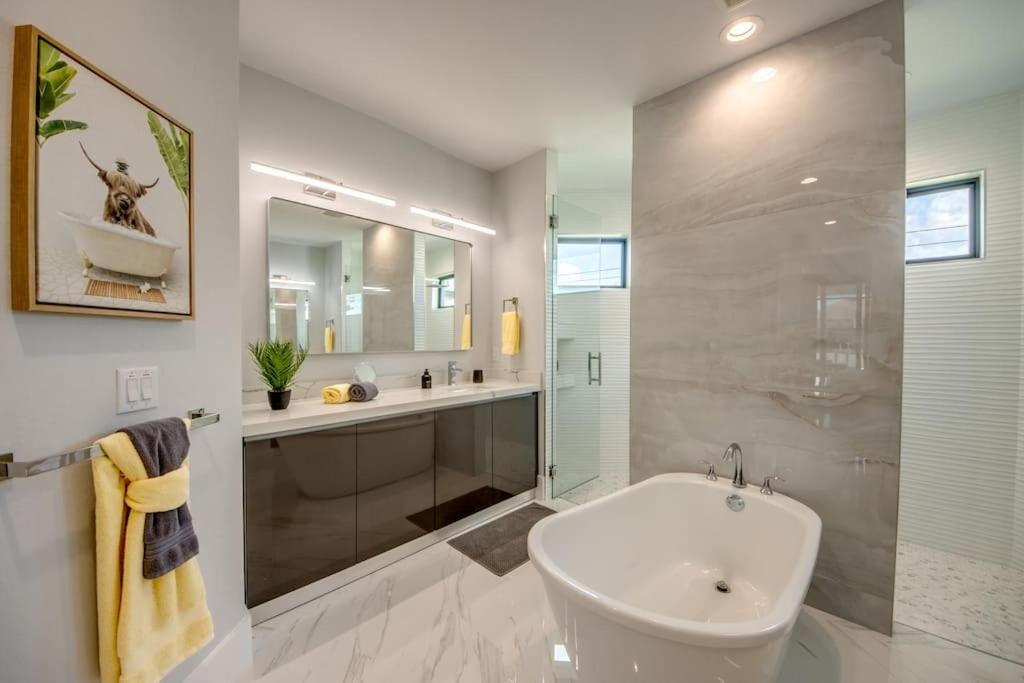 Villa Suntastic by CoralVilla-gulf access, pool&spa