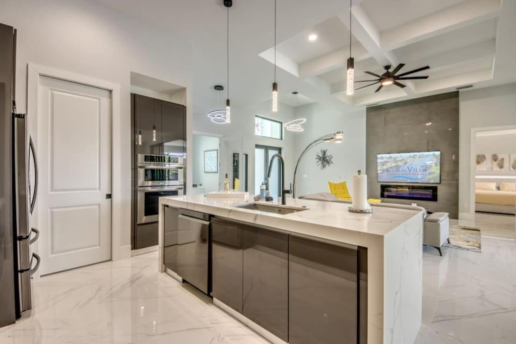 Villa Suntastic by CoralVilla-gulf access, pool&spa