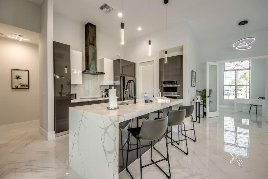 Villa Suntastic by CoralVilla-gulf access, pool&spa