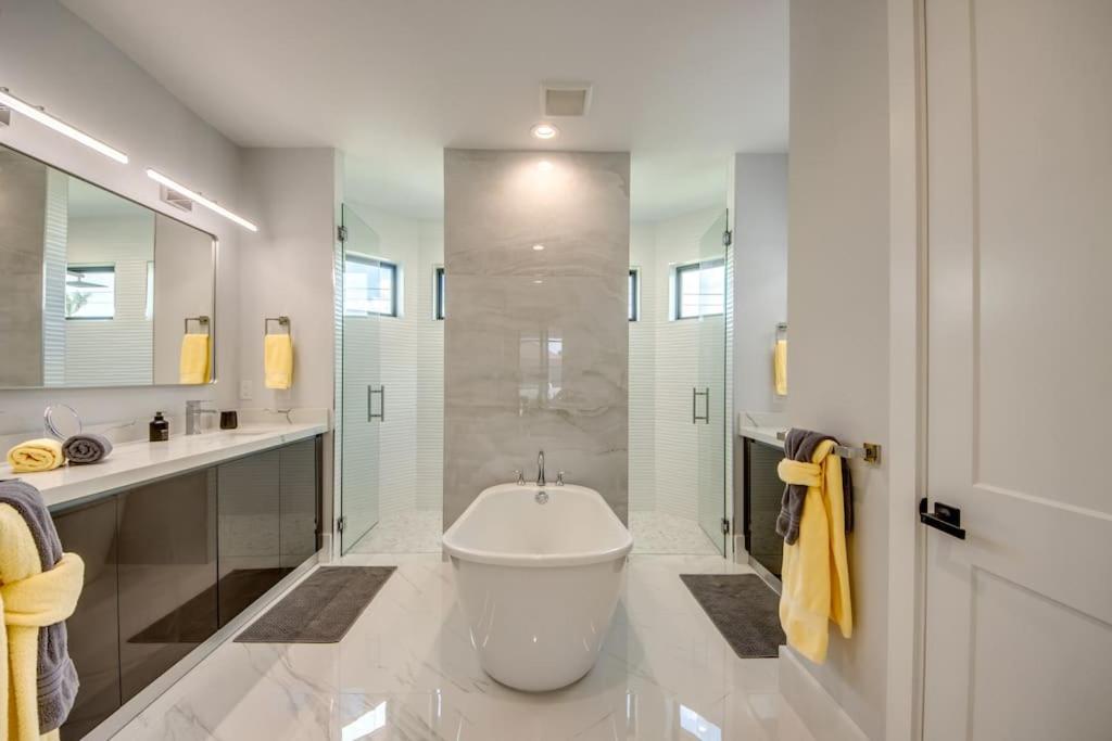 Villa Suntastic by CoralVilla-gulf access, pool&spa