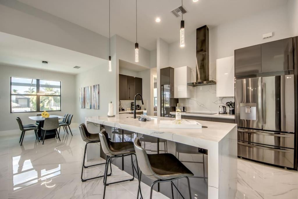 Villa Suntastic by CoralVilla-gulf access, pool&spa