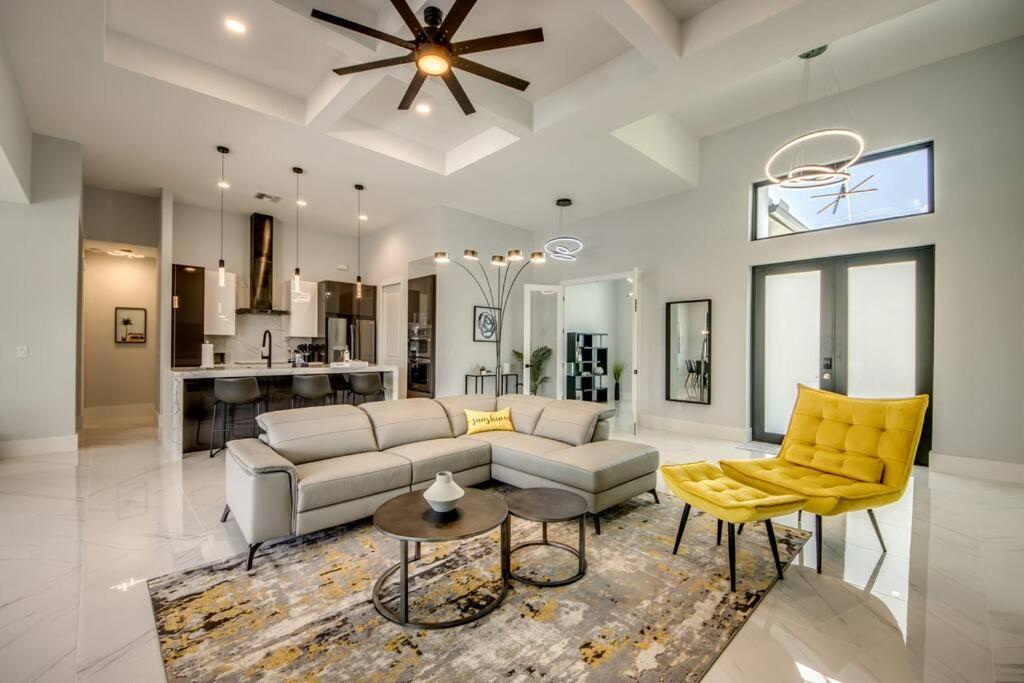 Villa Suntastic by CoralVilla-gulf access, pool&spa