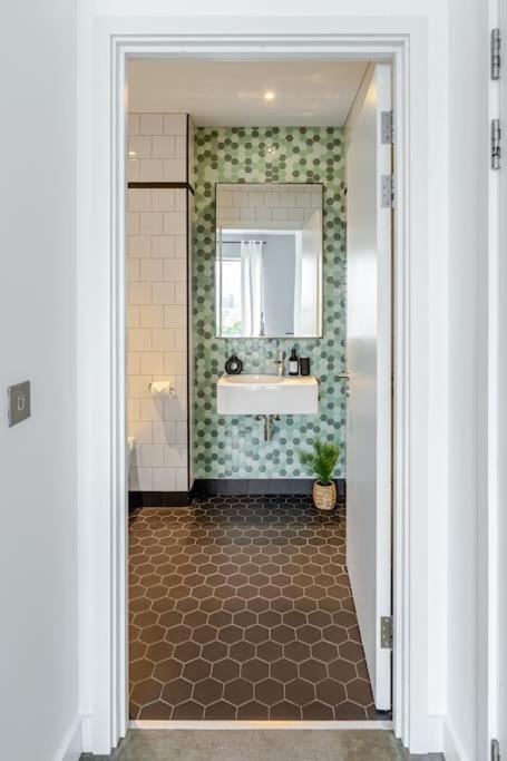 Luxurious City Island Apartment - 10 Min to Canary Wharf, Excel & O2