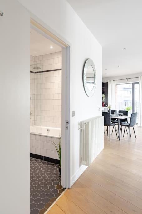 Luxurious City Island Apartment - 10 Min to Canary Wharf, Excel & O2