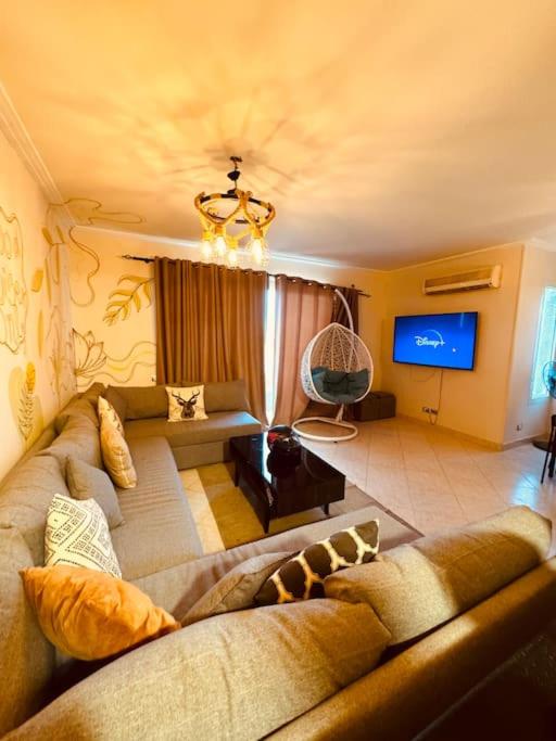 3BR Beachside Chalet Steps from Einbay Beach