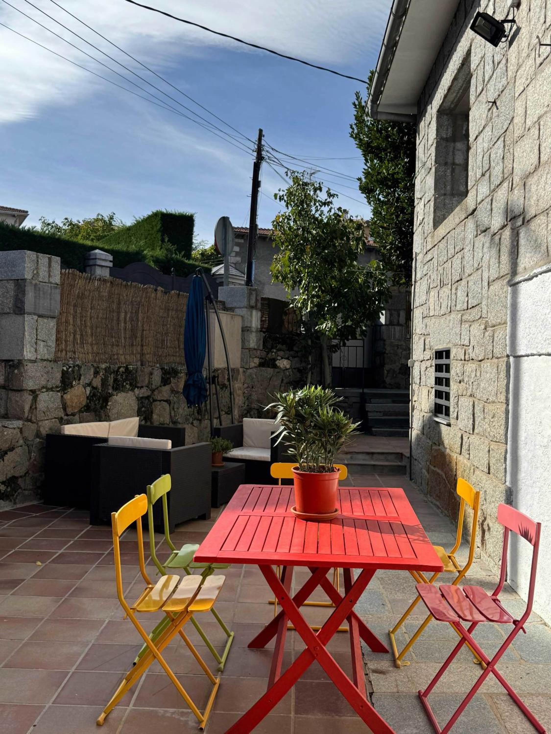 Alojamiento Rural El Petirrojo con patio jardín