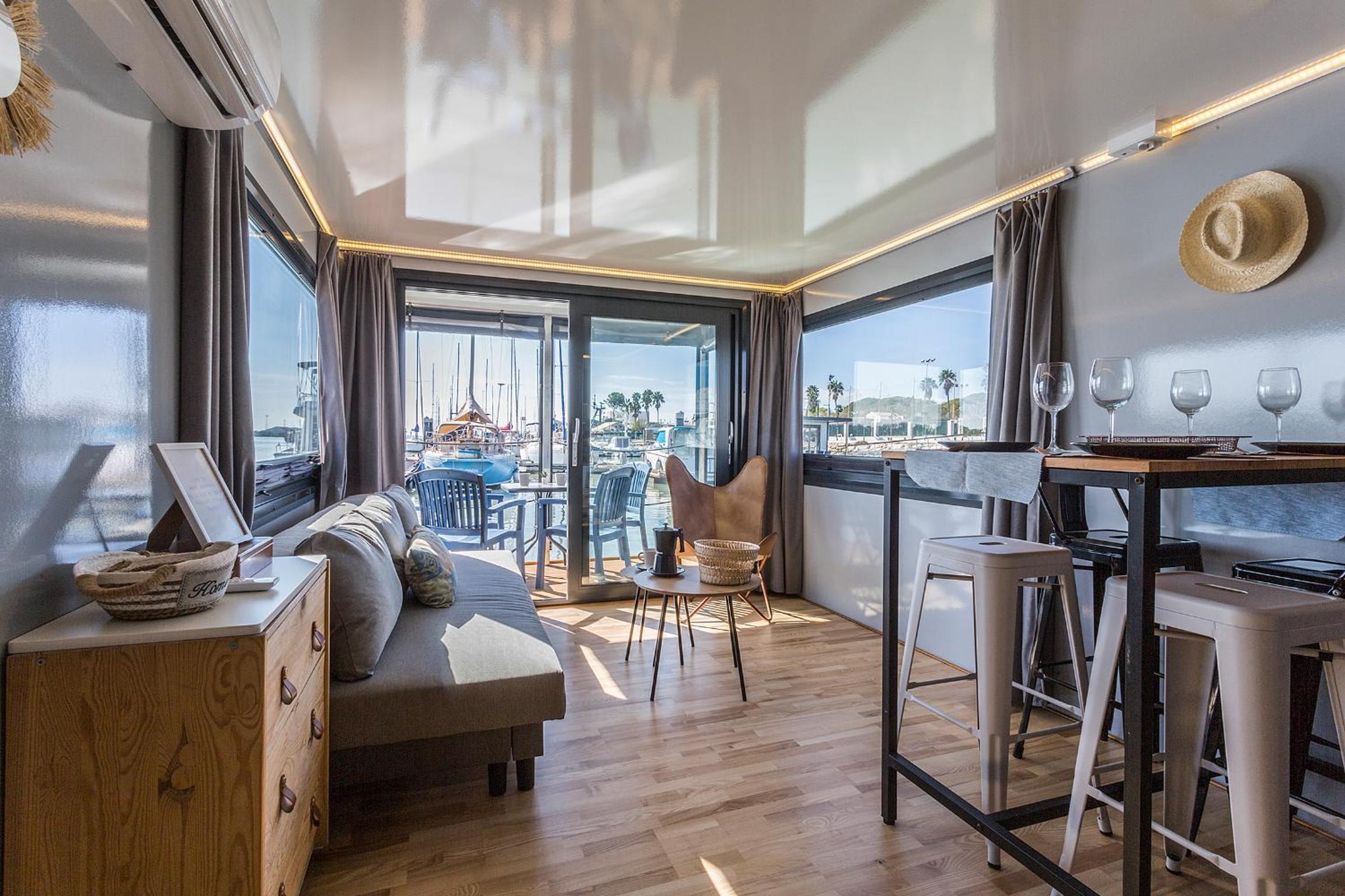 Azvalia Luxury Casa Barco New York and Texas-Unique Houseboat Experience