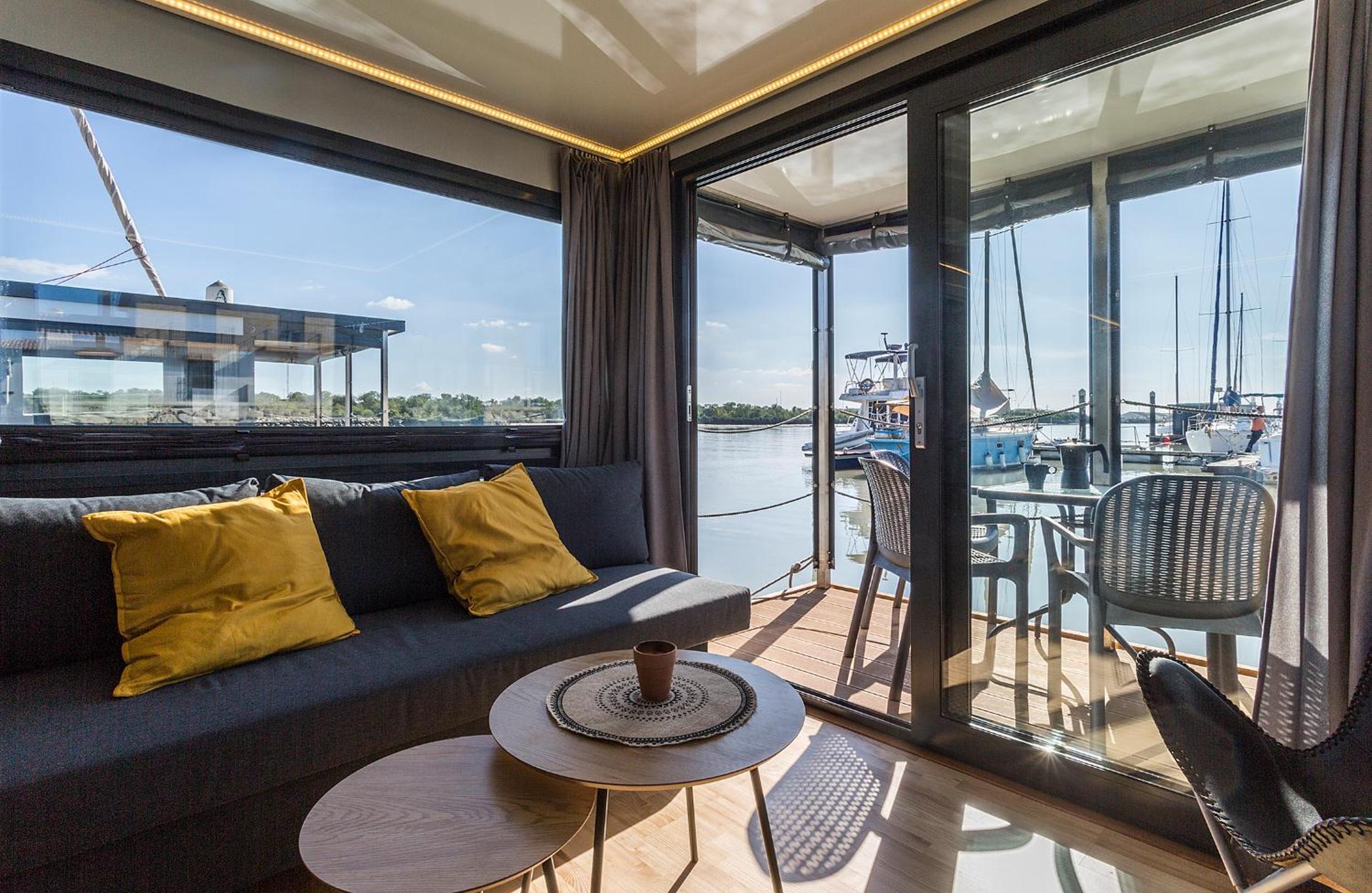 Azvalia Luxury Casa Barco New York and Texas-Unique Houseboat Experience