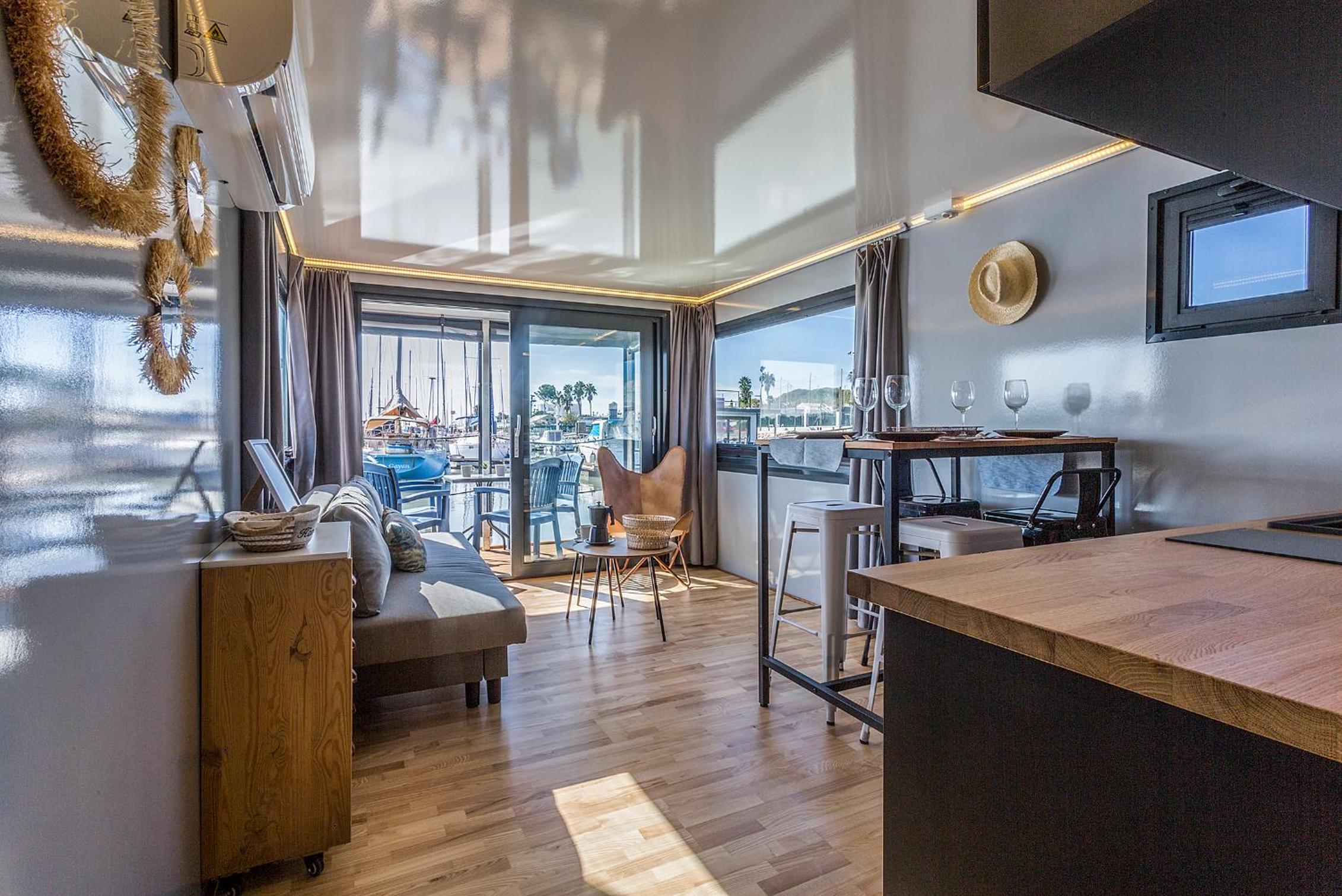 Azvalia Luxury Casa Barco New York and Texas-Unique Houseboat Experience
