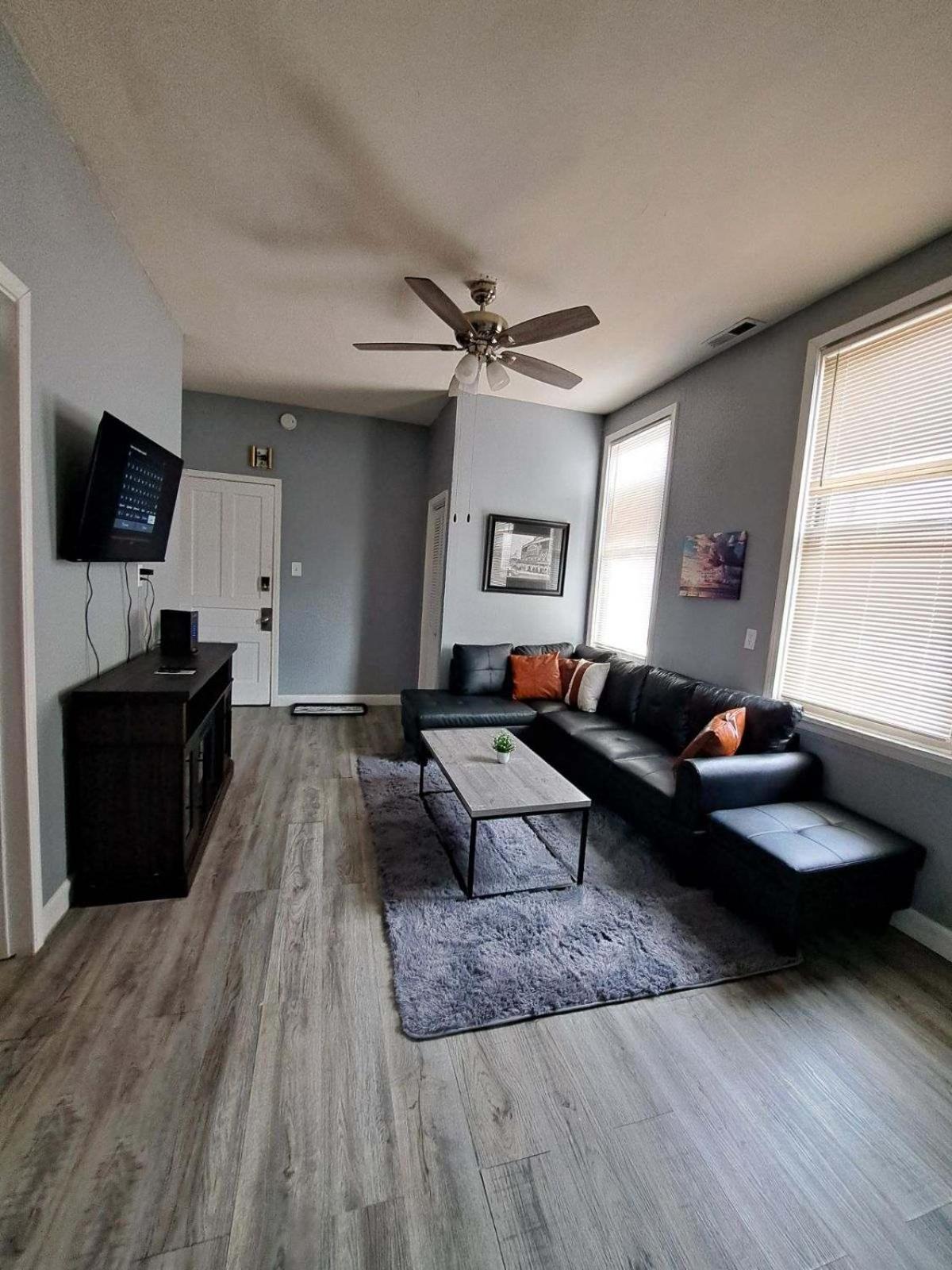 Cosy Duplex 2BR&2Bath & Bonus SpaceSleeps 6 in Roscoe Village photo 2