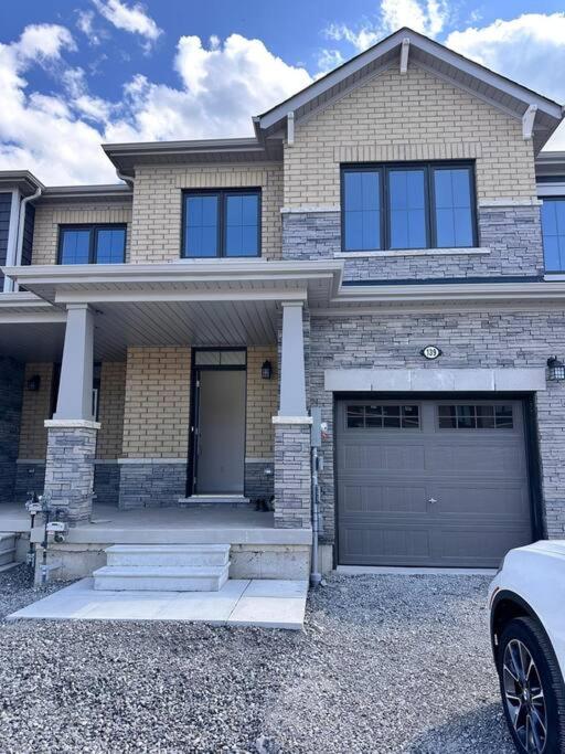 New 3-BR Home Near Niagara Falls with King Bed 75 Inch TV and Free Parking