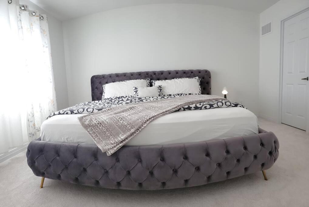 New 3-BR Home Near Niagara Falls with King Bed 75 Inch TV and Free Parking