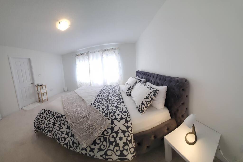 New 3-BR Home Near Niagara Falls with King Bed 75 Inch TV and Free Parking