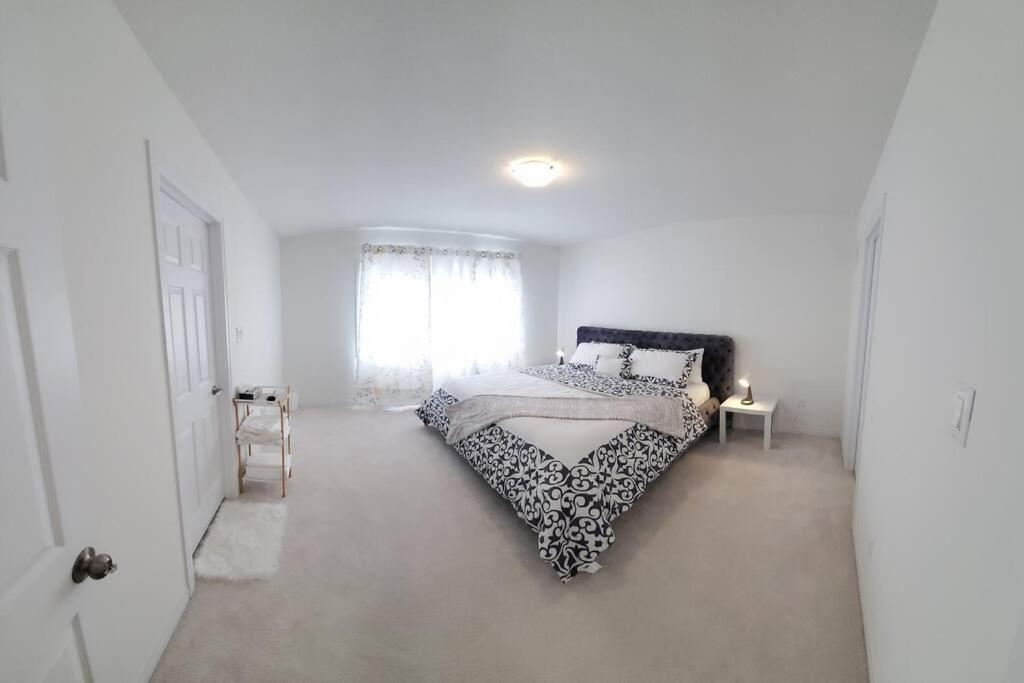 New 3-BR Home Near Niagara Falls with King Bed 75 Inch TV and Free Parking