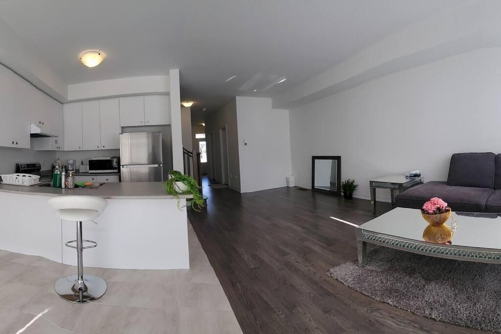 New 3-BR Home Near Niagara Falls with King Bed 75 Inch TV and Free Parking