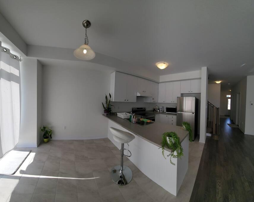 New 3-BR Home Near Niagara Falls with King Bed 75 Inch TV and Free Parking